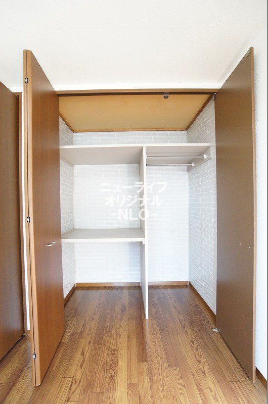 収納　ハンガーパイプや棚が予め設置されています☆