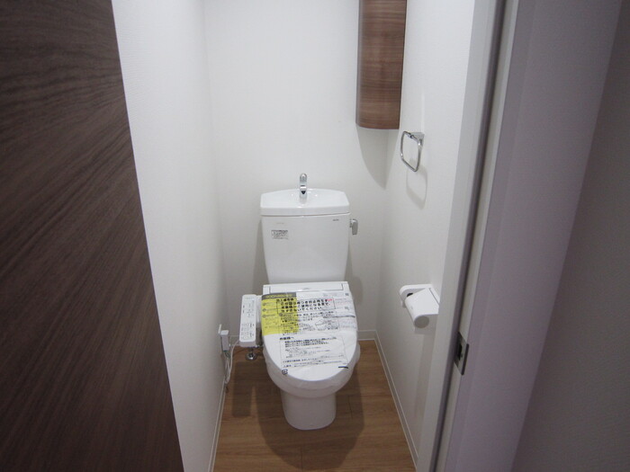 トイレ　落ち着いた色調のトイレです