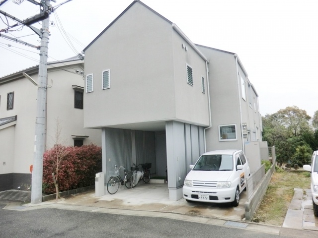 建物外観　無料駐車場付き！