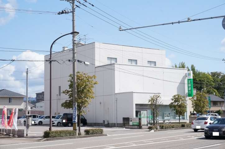 銀行　（株）北國銀行／北安江支店（銀行）まで663m