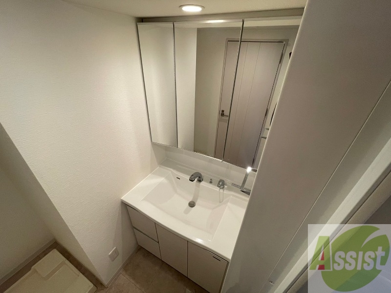 洗面設備　大きくて使いやすそうな独立洗面台になっています。