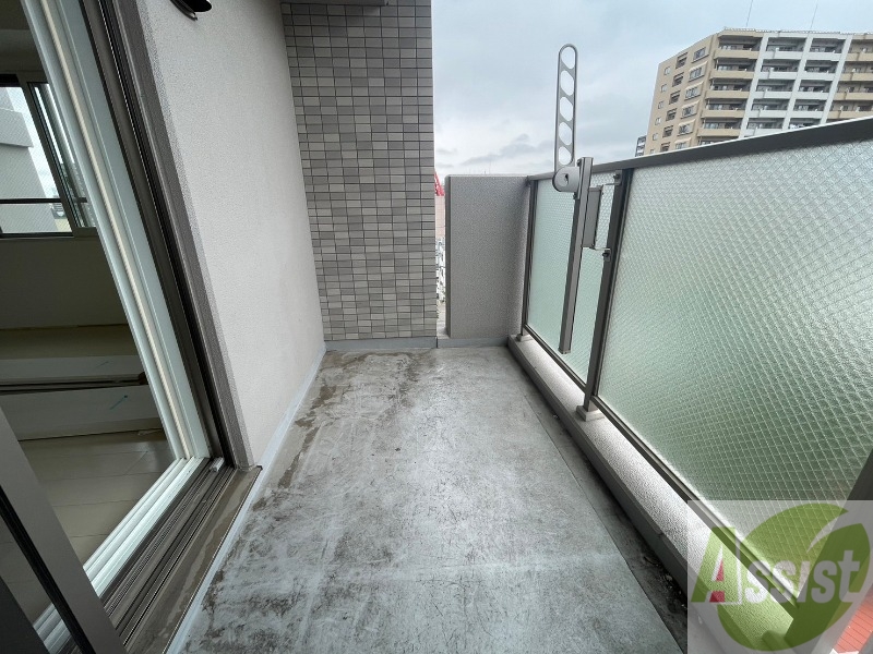 バルコニー　バルコニーは幅があり、広い印象を受けました。