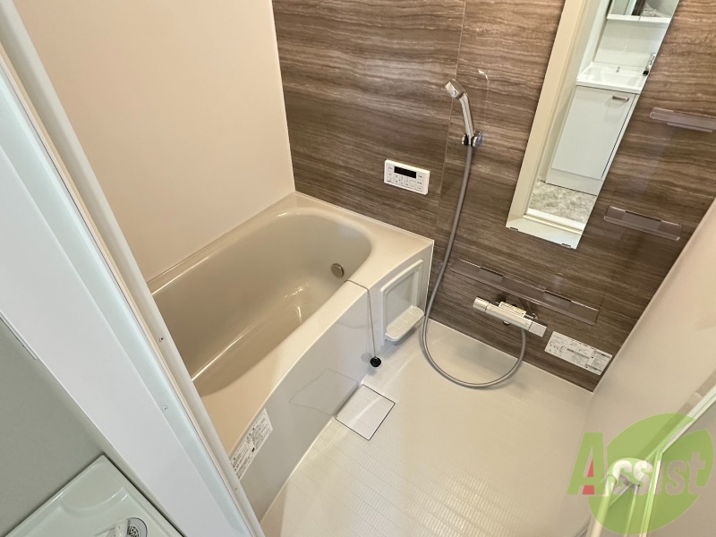 バス・シャワールーム　落ち着いたデザインの浴室。ゆったりできそうです。