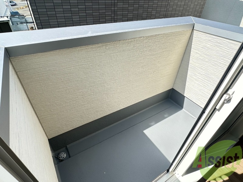 バルコニー　こちらがバルコニーです。洗濯物は外にも中にも干せます。