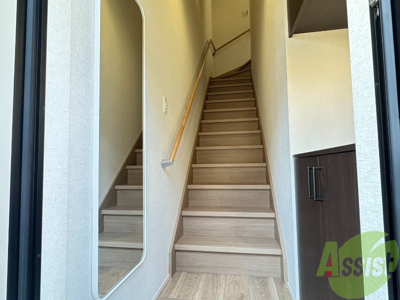 玄関　玄関から撮影しました。明るい印象ですね。