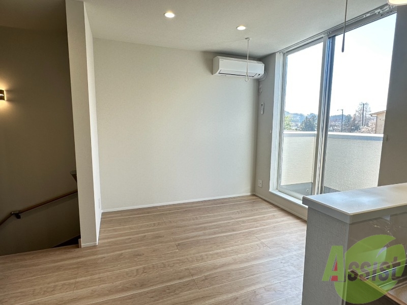 居室・リビング　８．４帖のＬＤＫです。広々としてきれいですね。