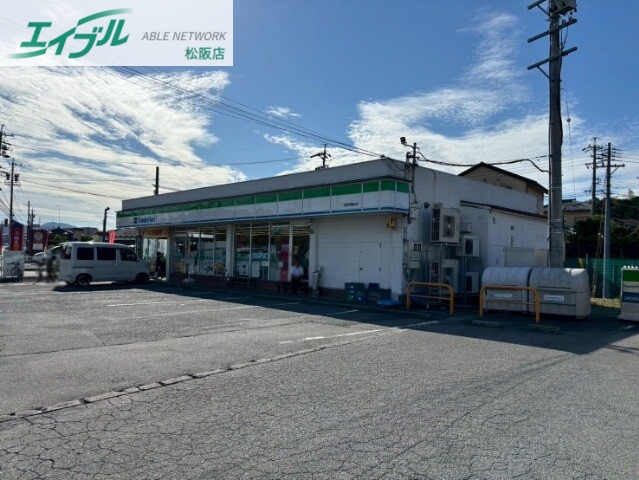 コンビニ　ファミリーマート松阪学園前店（コンビニ）まで884m