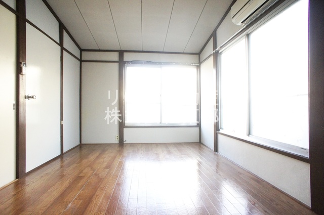 居室・リビング　南向きの２面採光♪明るく風通しのよいお部屋です☆