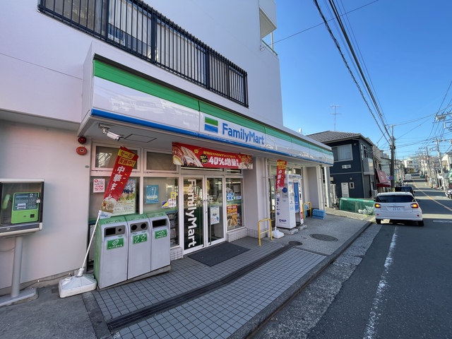 コンビニ　ファミリーマート釜台町店（コンビニ）まで374m