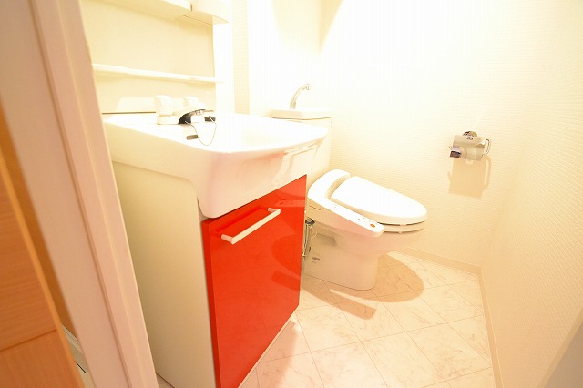 洗面設備　お化粧等に便利な独立洗面台です