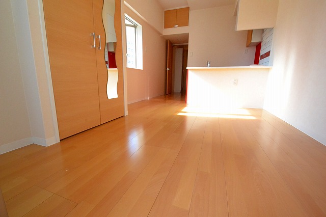 居室・リビング　角部屋ですので出窓もございます