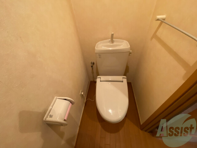 トイレ　温水洗浄便座なので快適に使用できそうですね。