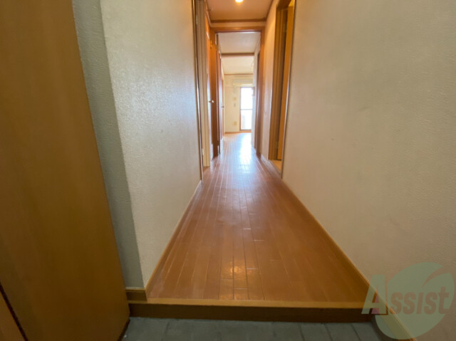 玄関　玄関から撮影しました。敷居が高くなくて安心ですね。