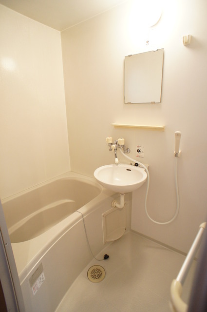 バス・シャワールーム　鏡があるので明るく換気も出来そうですね☆