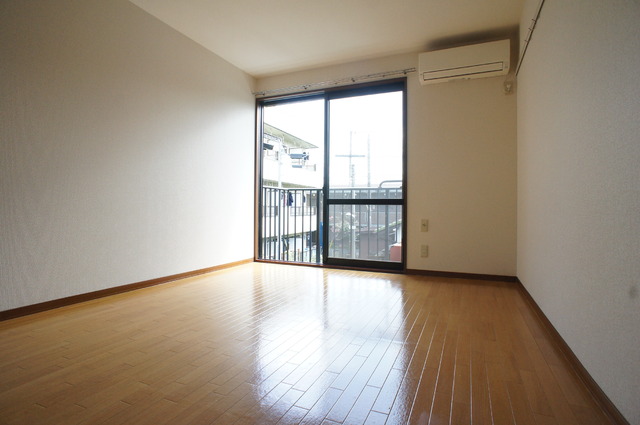 居室・リビング　南東向きの明るい居室です♪