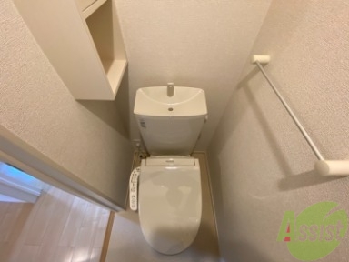 トイレ　ウォシュレット機能がついたトイレです。安心して使用できますね