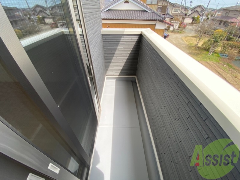 バルコニー　バルコニーは幅があり、広い印象を受けました。