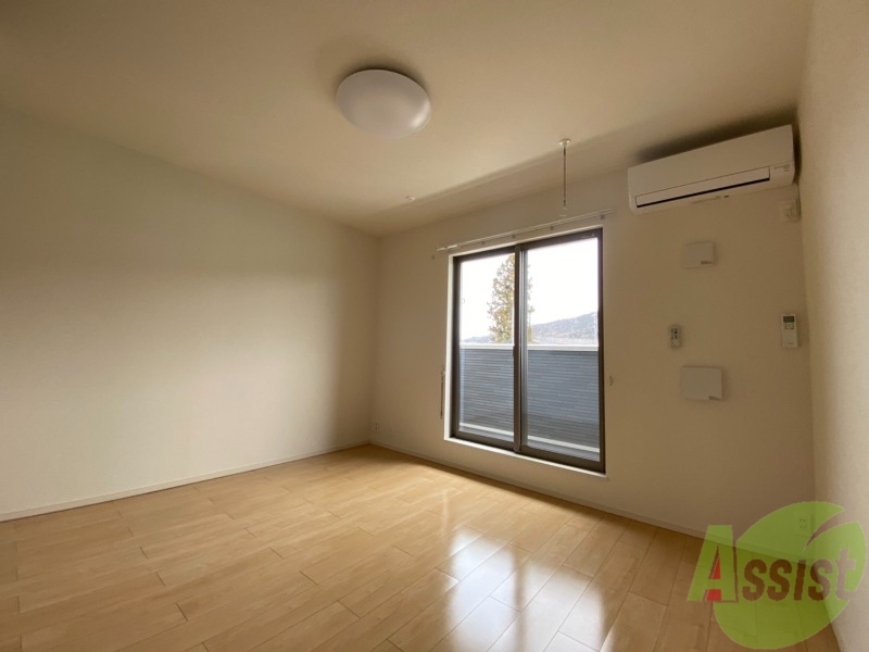 居室・リビング　１０．２帖のＬＤＫ。引き戸を開けると解放感があります。