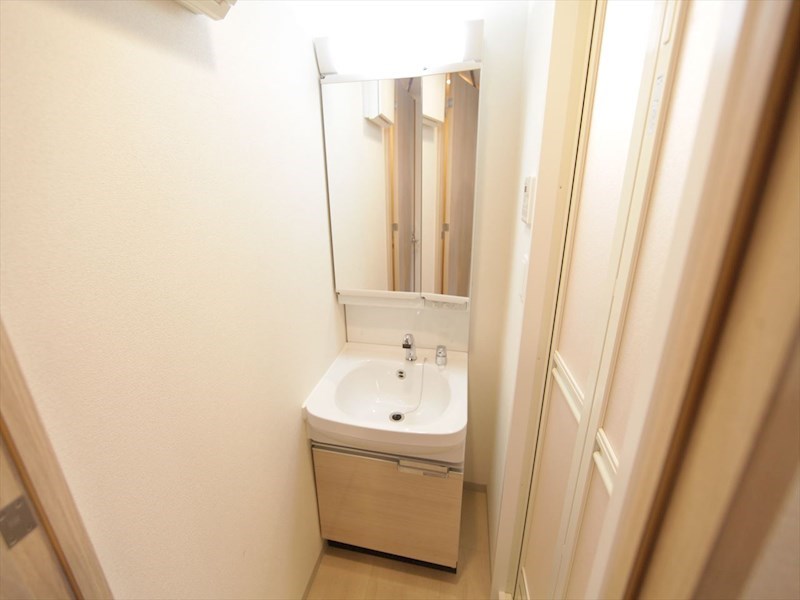 洗面設備　脱衣所　独立洗面台（シャンプードレッサー付）収納スペース有