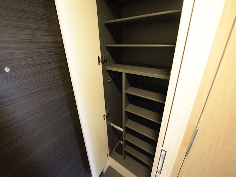 玄関　玄関　シューズボックス付（収納充実してます）