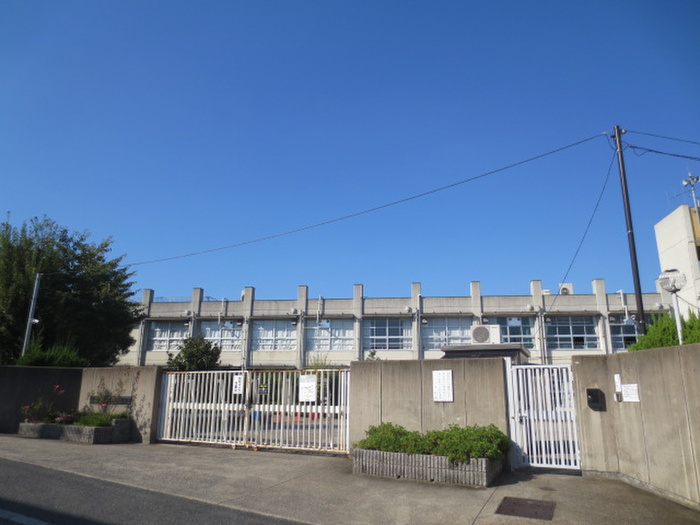 小学校　東香里小学校（小学校）まで688m