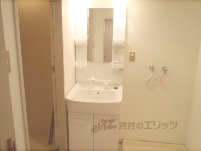 洗面設備　独立洗面台付いています。