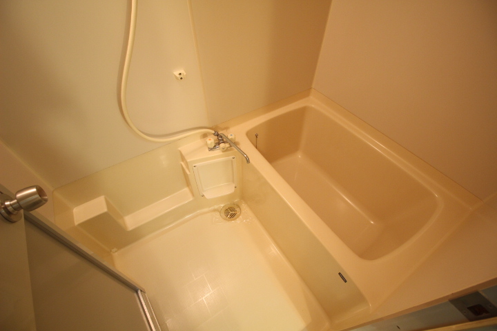 バス・シャワールーム　コンパクトで使いやすいお風呂です