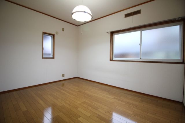 その他部屋・スペース　開放的な寝室です