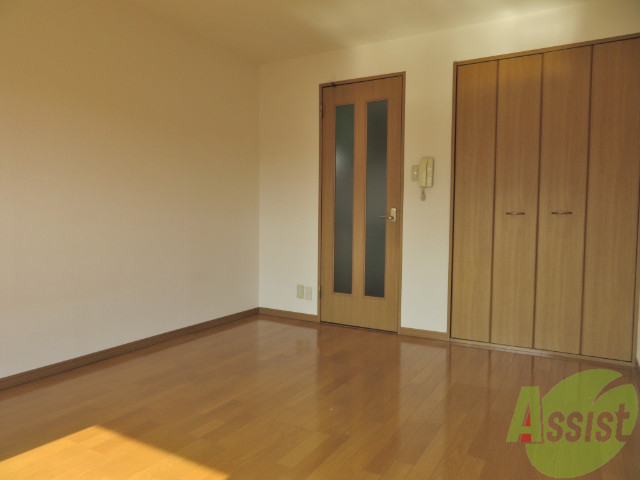 その他部屋・スペース　別の角度から洋室を撮影しました。日射しがあり明るい印象。