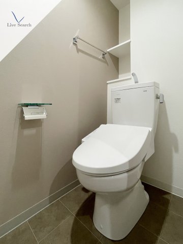 トイレ　落ち着いた色調のトイレです