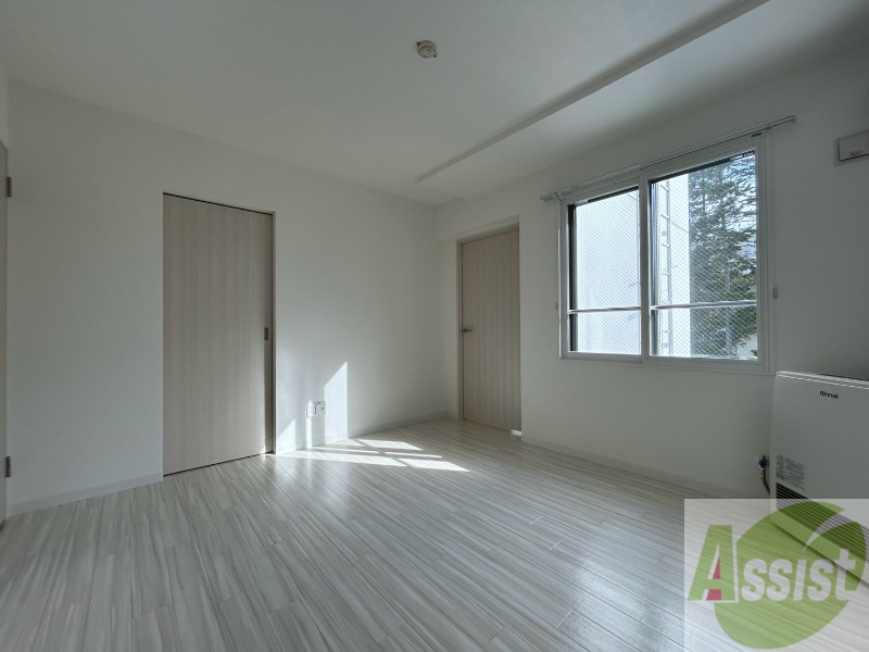 居室・リビング　リビングです。窓が大きくて明るいですね！