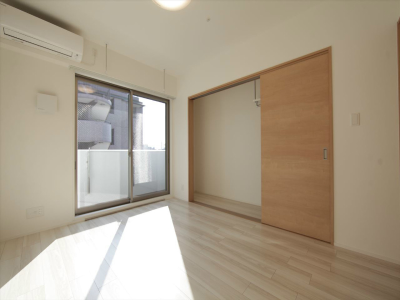 居室・リビング　洋室6.4帖　クローゼット付　エアコン完備　南面バルコニー