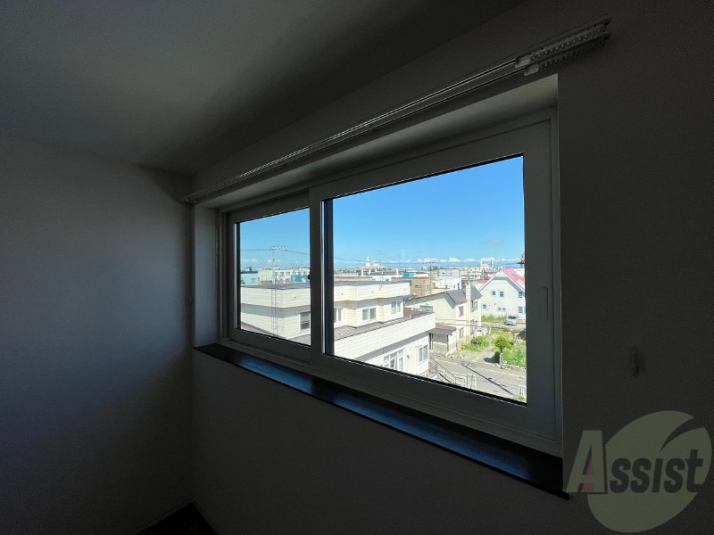 バルコニー　窓が大きいので風の通りが良さそうですね！！