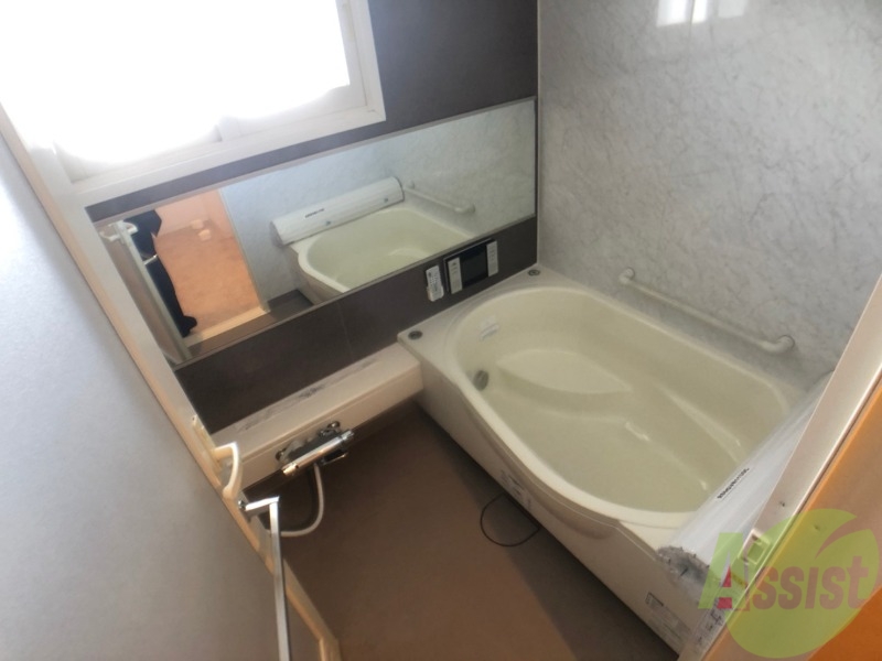 バス・シャワールーム　バスルームはこちらです。広々としてゆったり休めます。