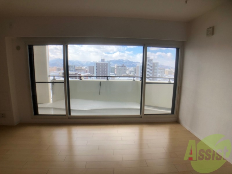 バルコニー　バルコニー。洗濯物がはかどりそうな広さがありますよ。