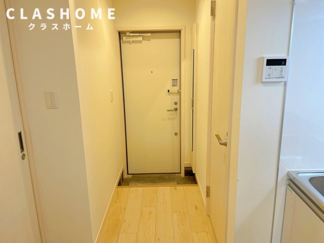 玄関　同物件の別部屋になります。