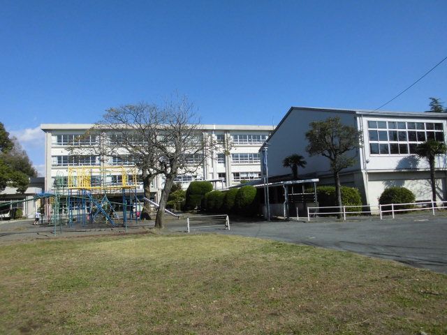 小学校　茅ケ崎市立小出小学校（小学校）まで702m