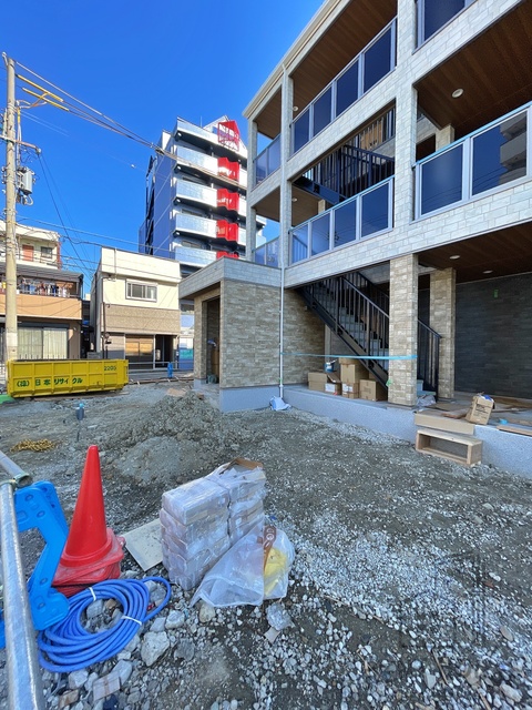 駐車場　建築中（外観）