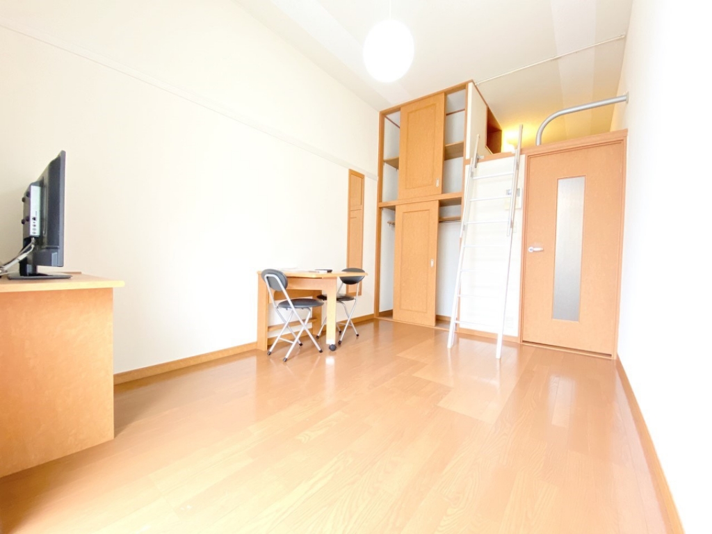 居室・リビング　家電・家具付きのお部屋です。