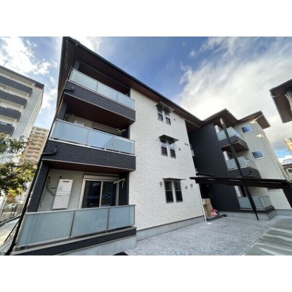 建物外観　オートロックで外部の人間が簡単に出入りできないため安心です。