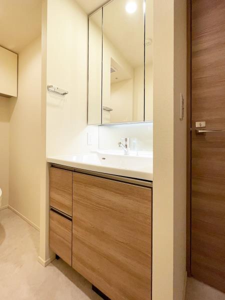 洗面設備　ゆったりとスペースのある洗面所