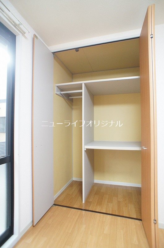 収納　衣類や荷物をすっきり収納できる洋室5.4帖(1)