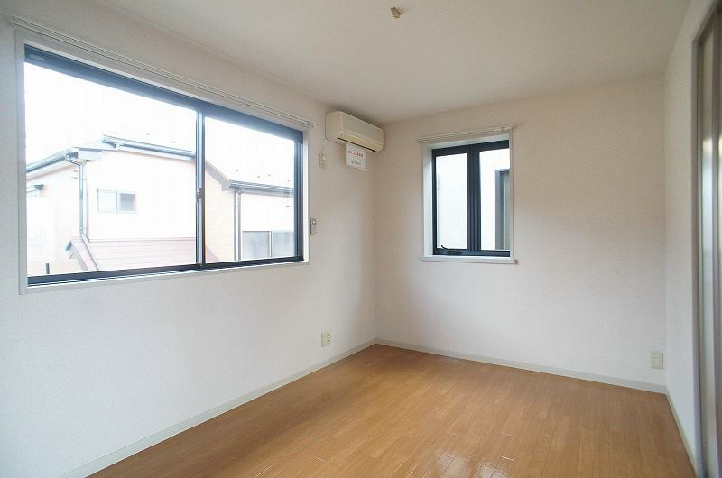 居室・リビング　陽光が心地よいキッチン続きの洋室5.4帖