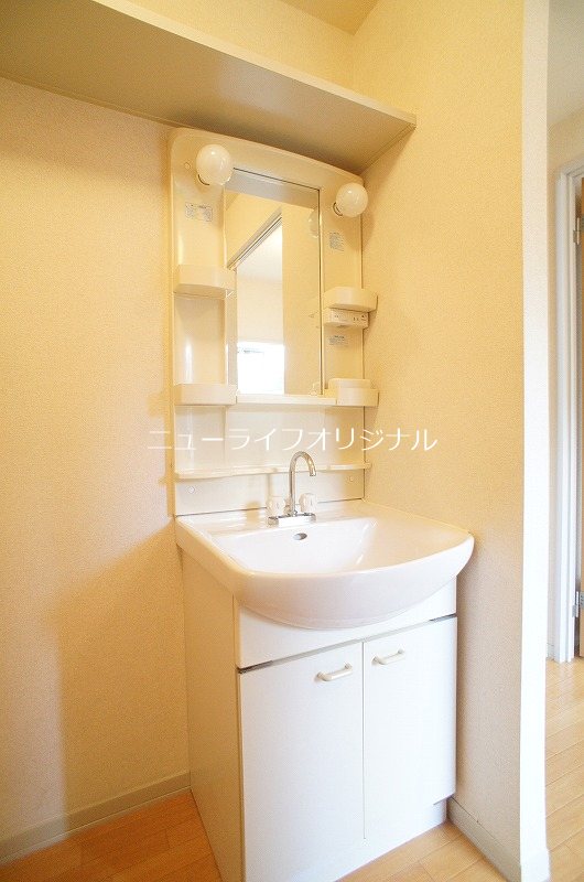 洗面設備　身支度に便利な独立洗面化粧台