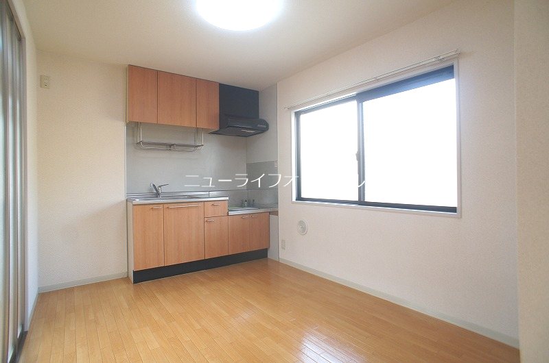 キッチン　窓付きキッチンで明るく換気も出来ます！