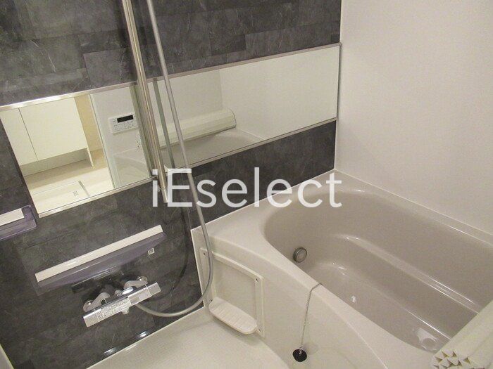 バス・シャワールーム　浴室乾燥機付きバスルームです