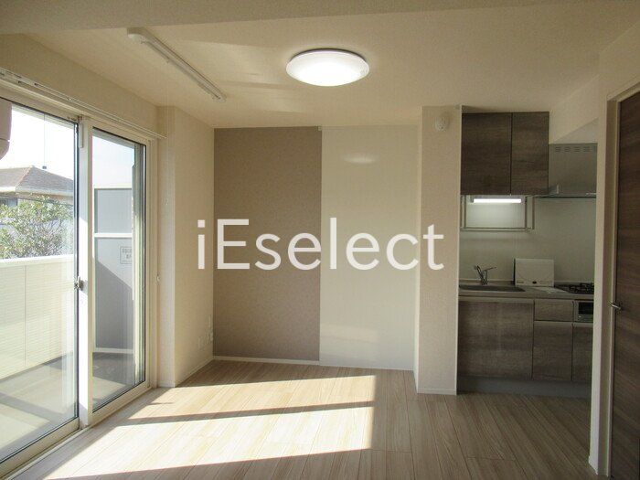 居室・リビング　窓も大きく明るいですね