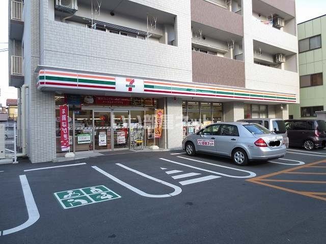 コンビニ　セブンイレブン津西丸之内店（コンビニ）まで526m