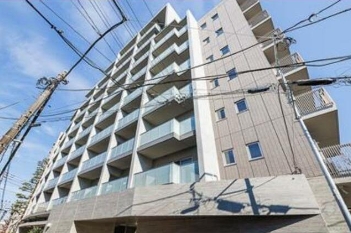 建物外観　鉄筋コンクリート造のがっちりとした建物。