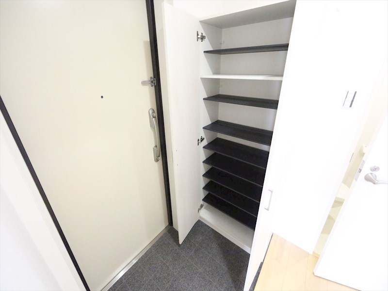 玄関　玄関　シューズボックス付（収納充実してます）